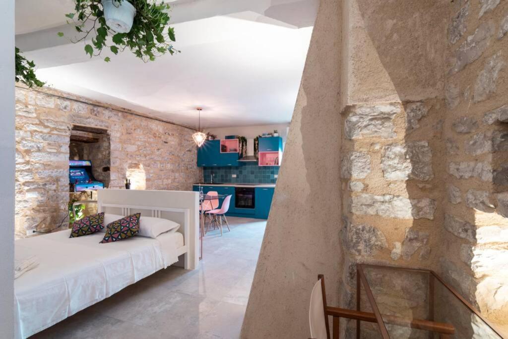 Cornelia Cavern Cosy Studio Apartment In スペッロ エクステリア 写真