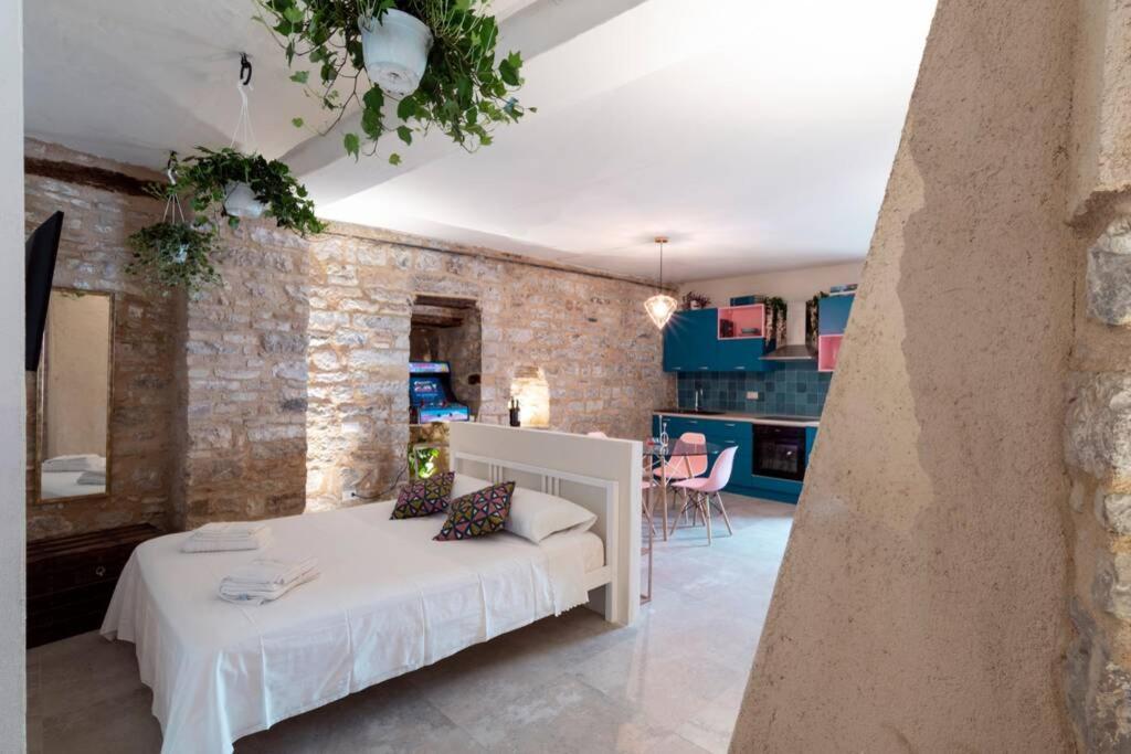 Cornelia Cavern Cosy Studio Apartment In スペッロ エクステリア 写真