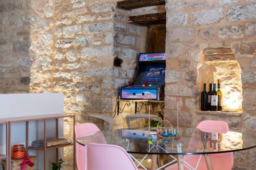 Cornelia Cavern Cosy Studio Apartment In スペッロ エクステリア 写真